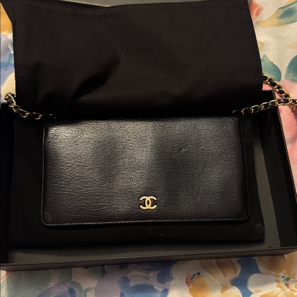 Chic Black Leather Chanel wallet on a chain bag - Picture 11 of 14